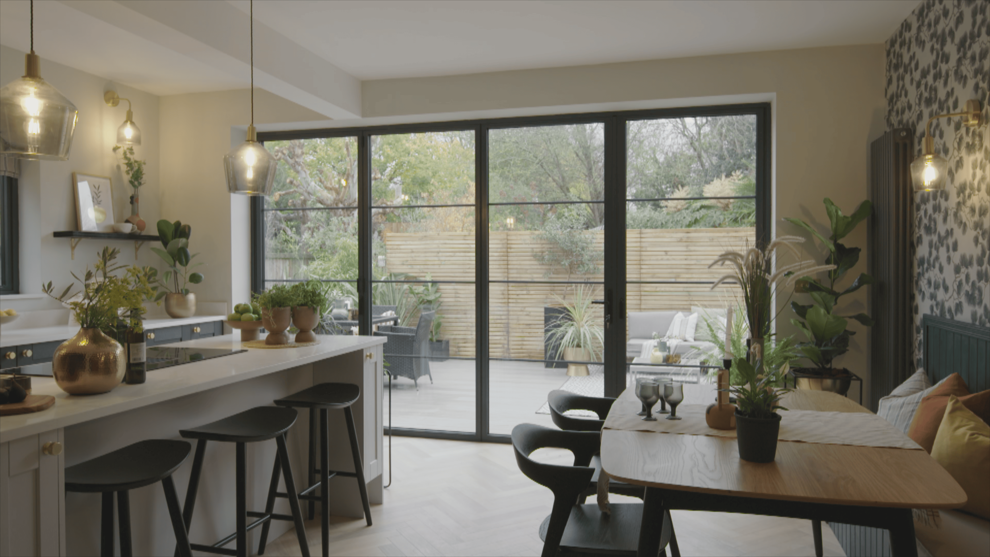 Luxury Kitchen with Aluminium XP10 Steel Look – 3 panel – Bi-folding Door
